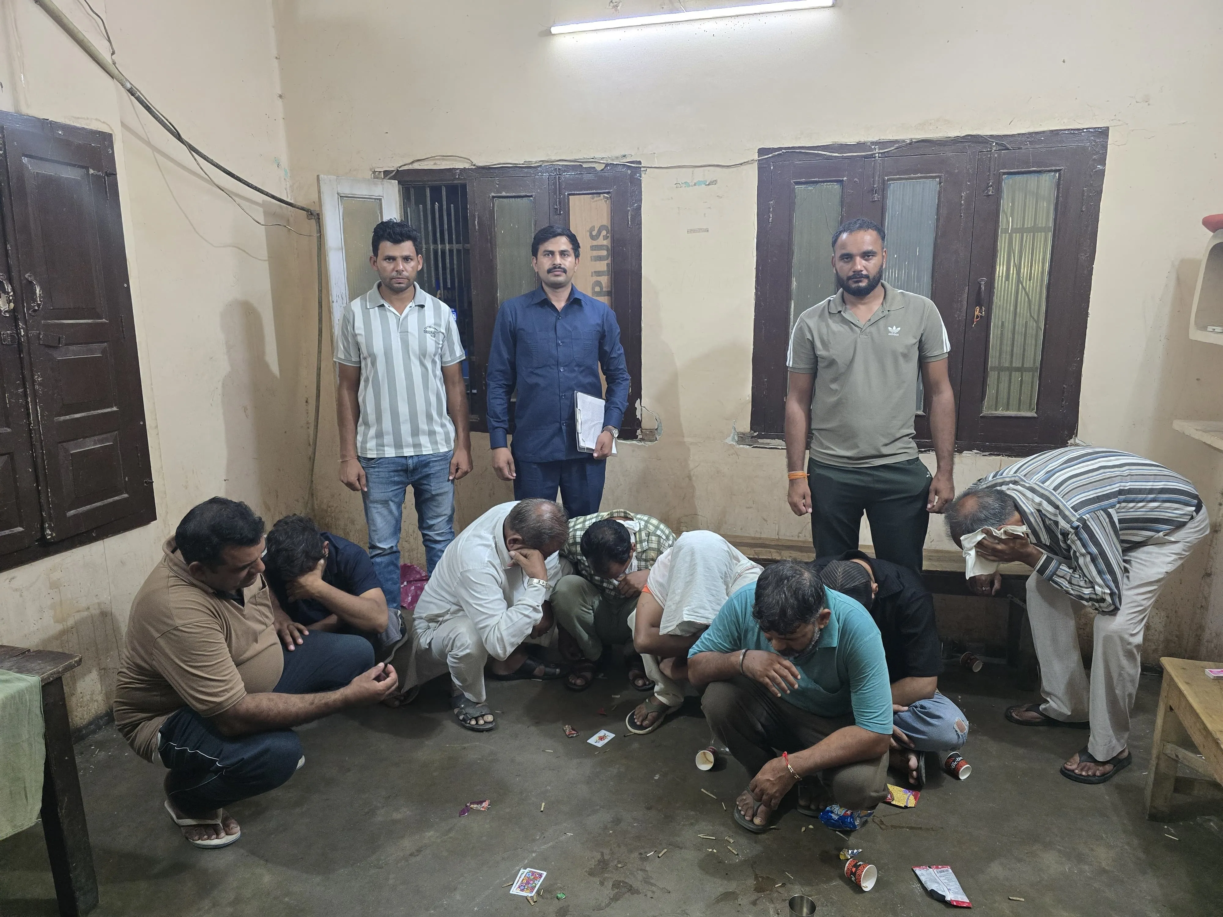 96,300 रुपये की जुआ राशि और ताश के पत्ते बरामद, आरोपियों पर जुआ अधिनियम के तहत केस