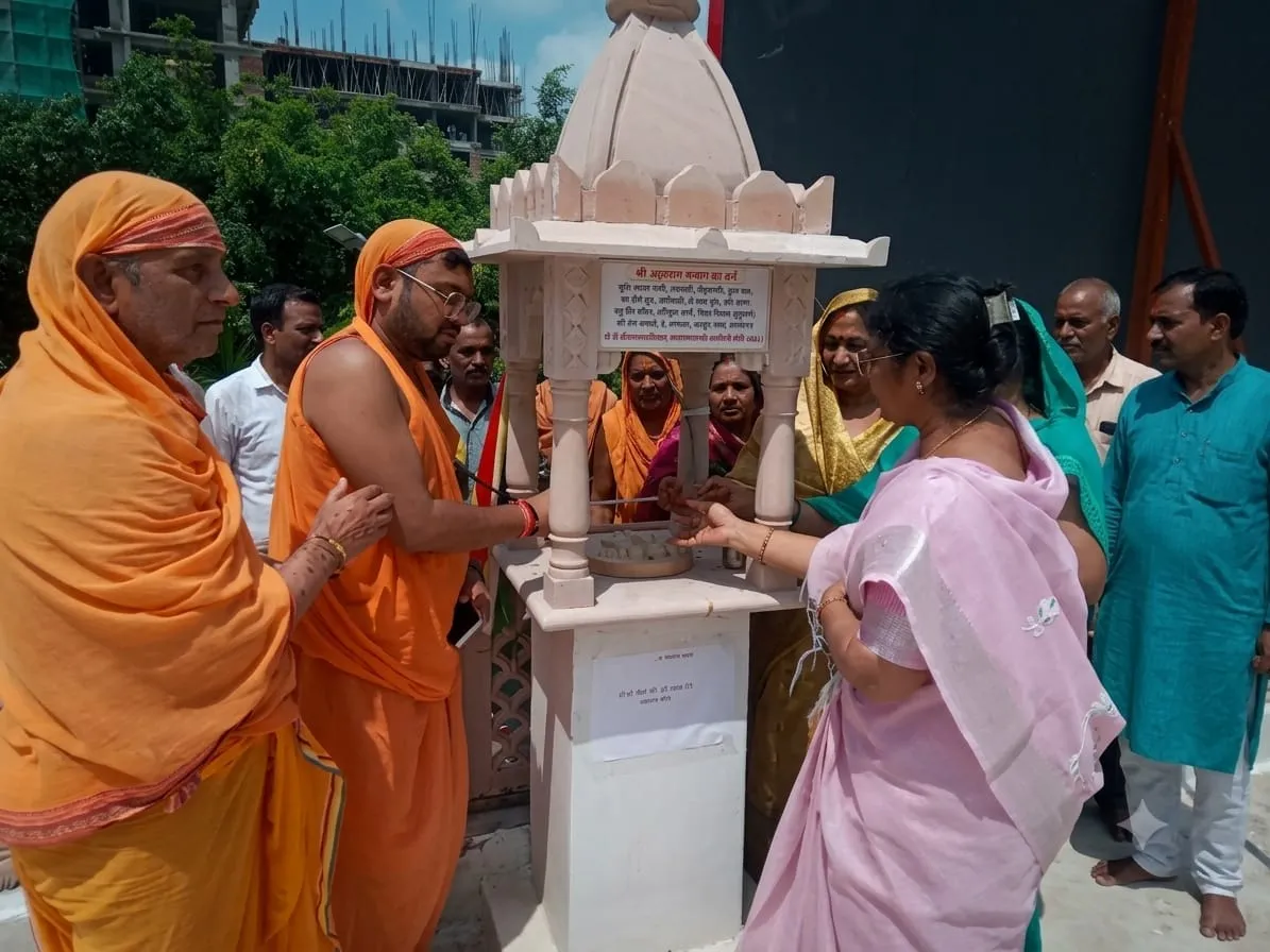 आशियाना जैन मंदिर में 24 तीर्थंकरों के चरणों की विधिवत स्थापना