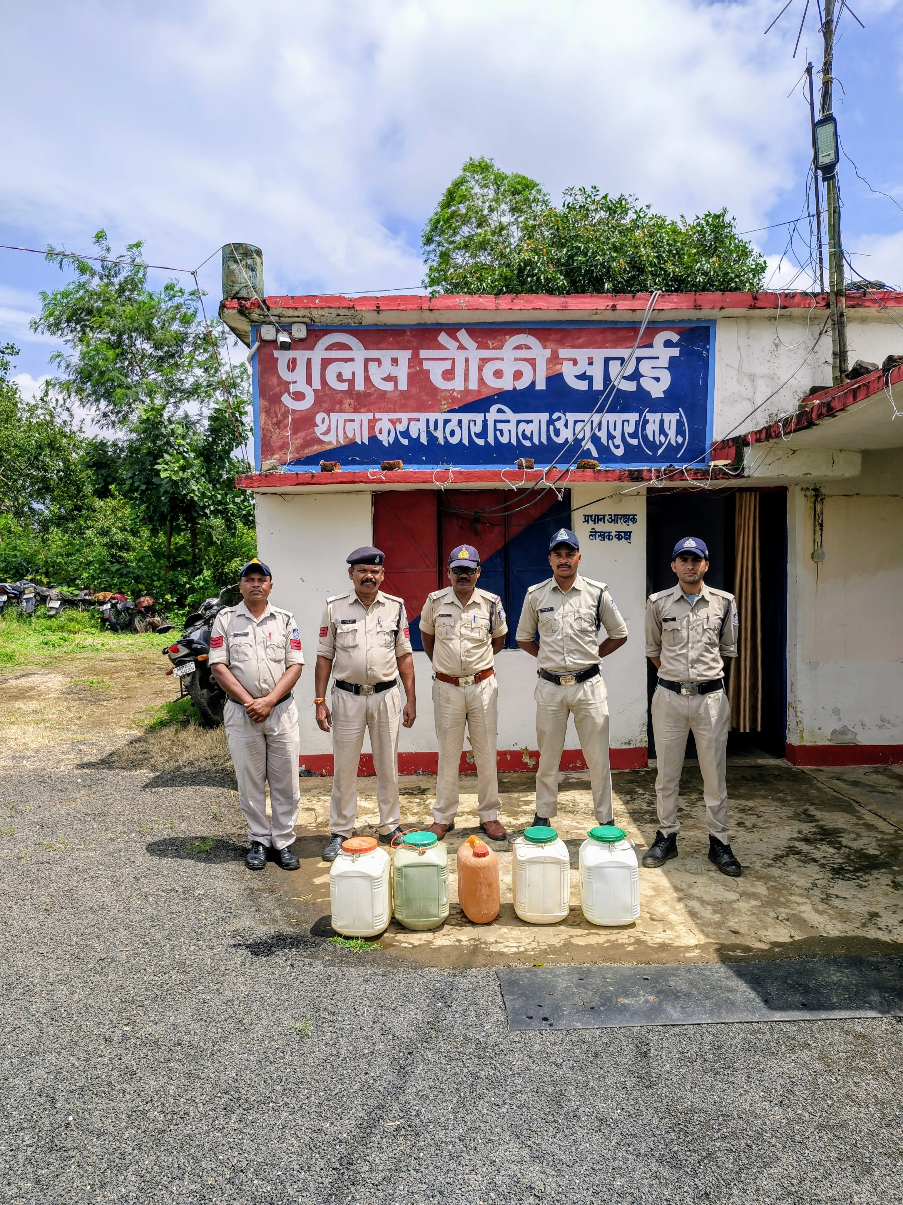 चौकी सरई पुलिस की बड़ी कार्रवाई : 66 लीटर कच्ची महुआ शराब जप्त, 5 आरोपी पकड़े, 50 किलो लहान नष्ट