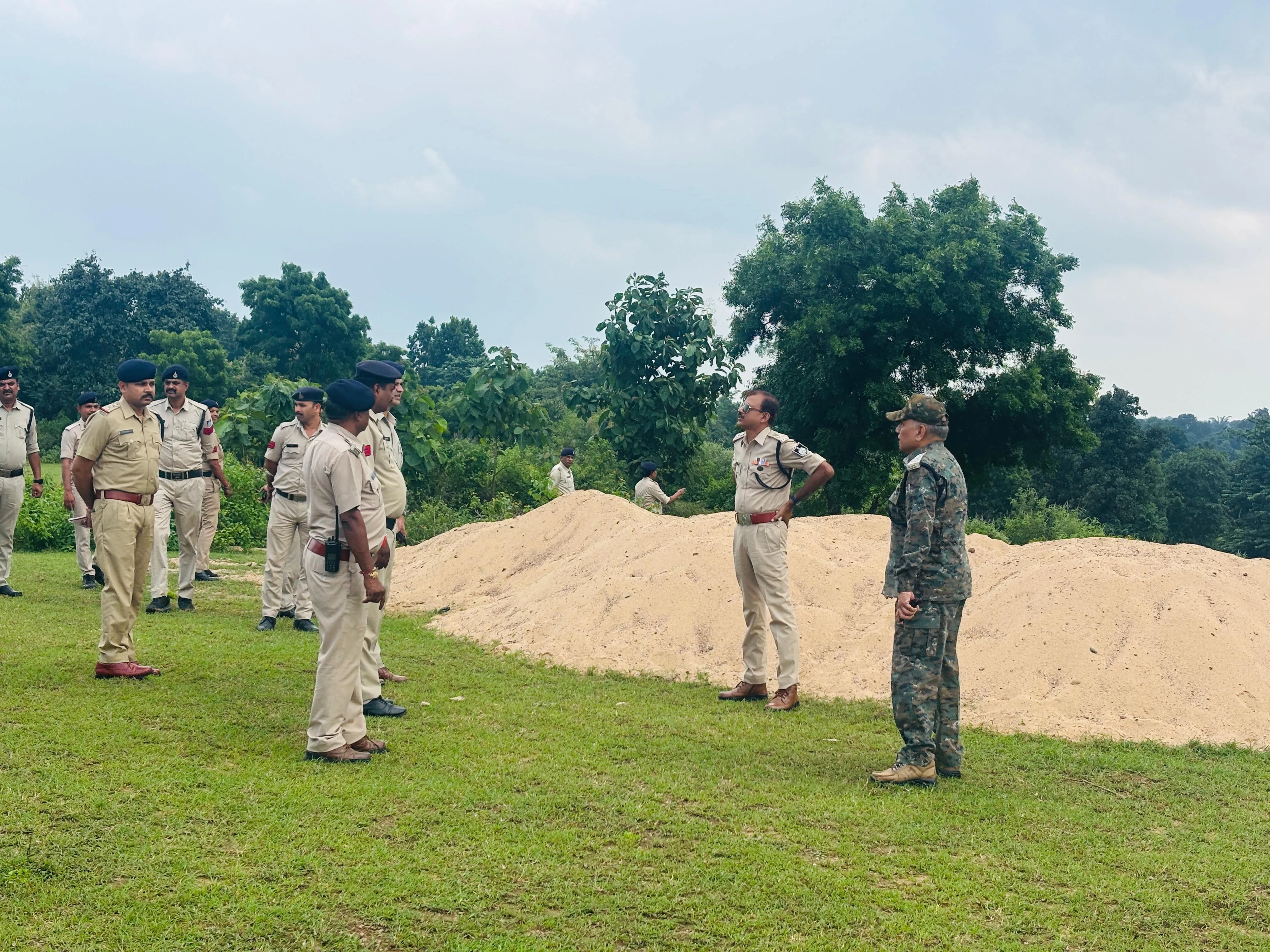 SP शहडोल का सोहागपुर क्षेत्र में औचक निरीक्षण, झीरसागर में मिला अवैध रेत का भंडारण