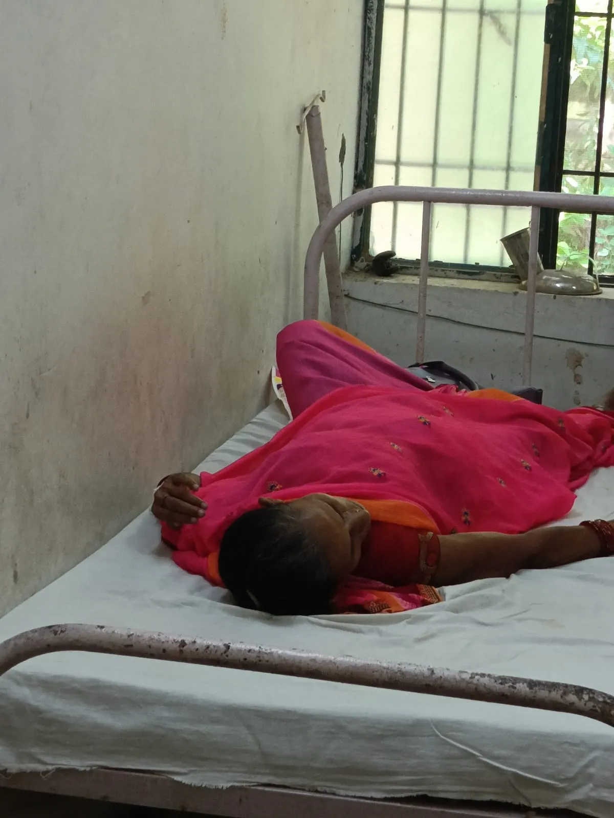 बिजली की करेंट चपेट में आने से बुजुर्ग महिला घायल