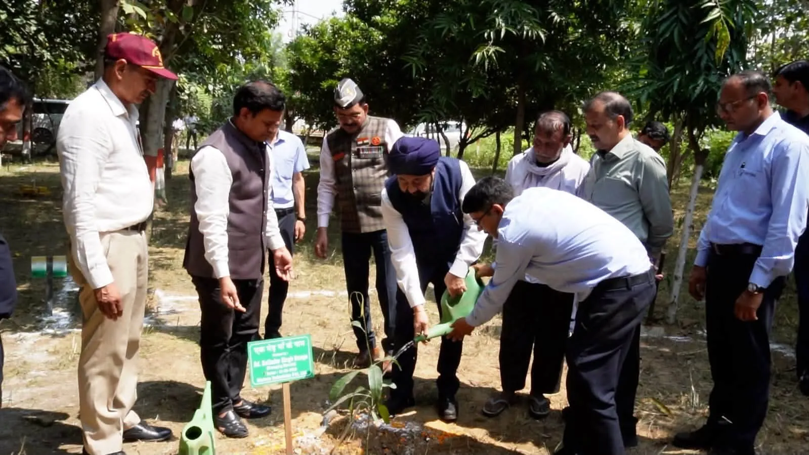 परमवीर चक्र विजेता कैप्टन योगेंद्र सिंह यादव ने शहीदी पार्क में किया पौधारोपण