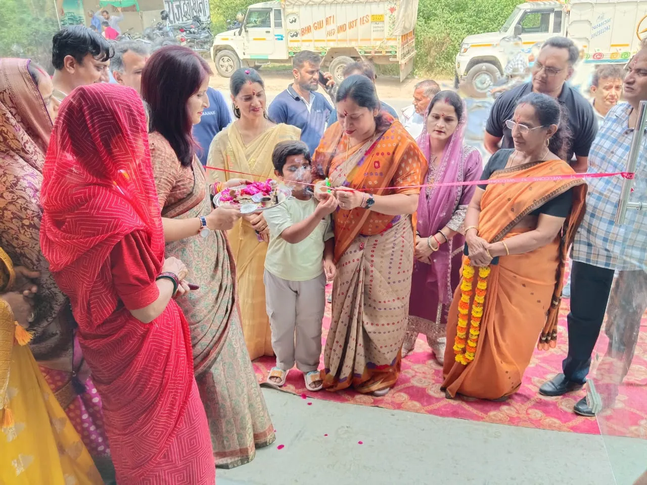 अविस्टेक मोबिलिटी इलेक्ट्रिक शोरूम का शुभारंभ, भारती सैनी ने फीता काटकर किया उद्घाटन।