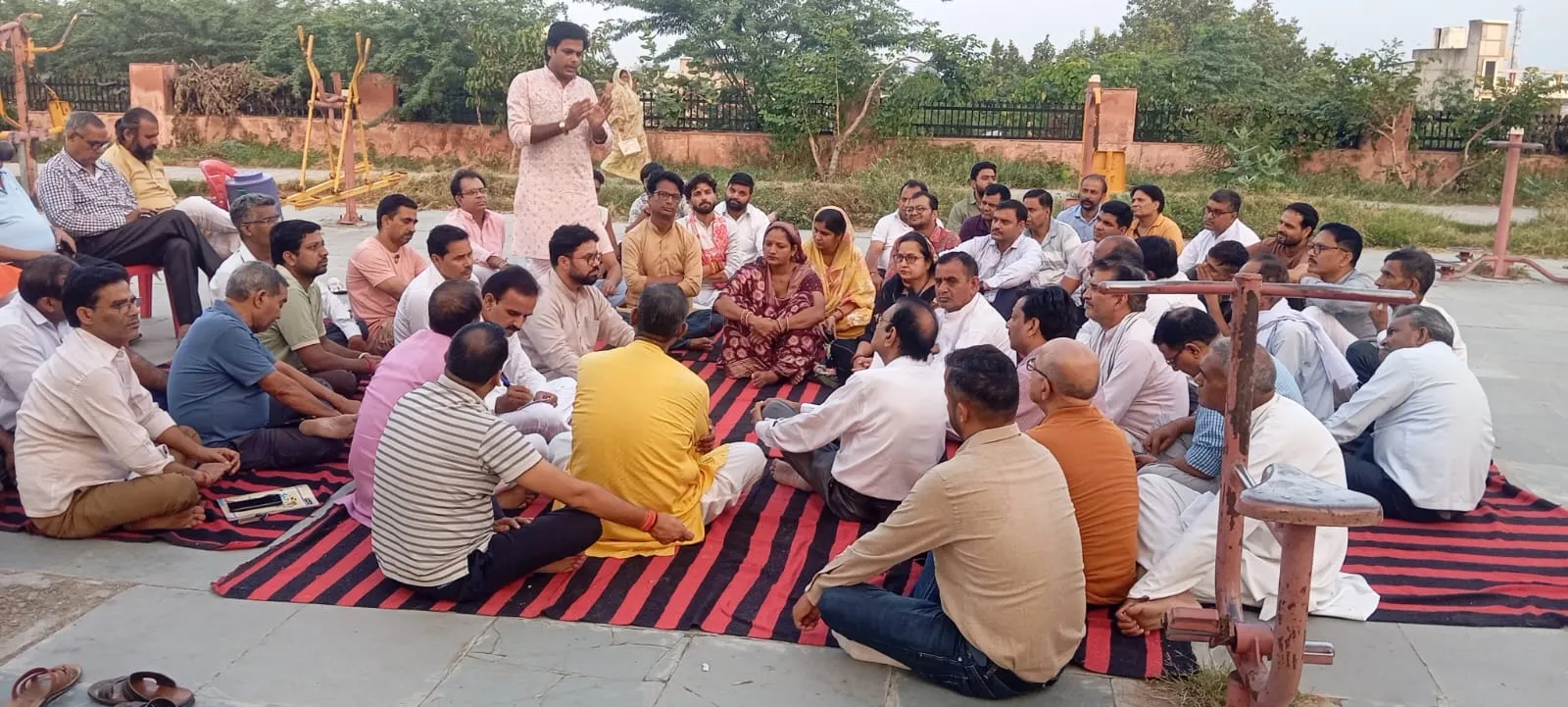 राव बंशी सिंह पार्क में जुटे समाज के लोग, विभिन्न समितियों का गठन कर घर-घर जनजागरण अभियान चलाने का लिया निर्णय।