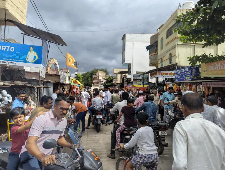 गणपती बाप्पाच्या आगमना बरोबर बाजारात संचारला नवीन उत्साह. 
गणपती बाप्पाच्या आगमनांसोबत बाजारामध्ये ग्राहकांची गर्दी..