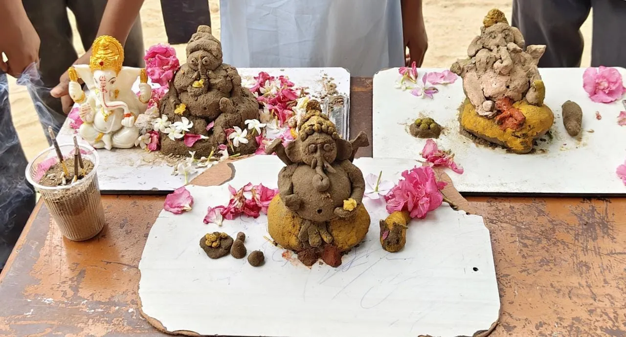 पर्यावरण संरक्षण का दिया संदेश: स्कूली बच्चों ने मिट्टी से बनाए इको-फ्रेंडली गणेश जी*