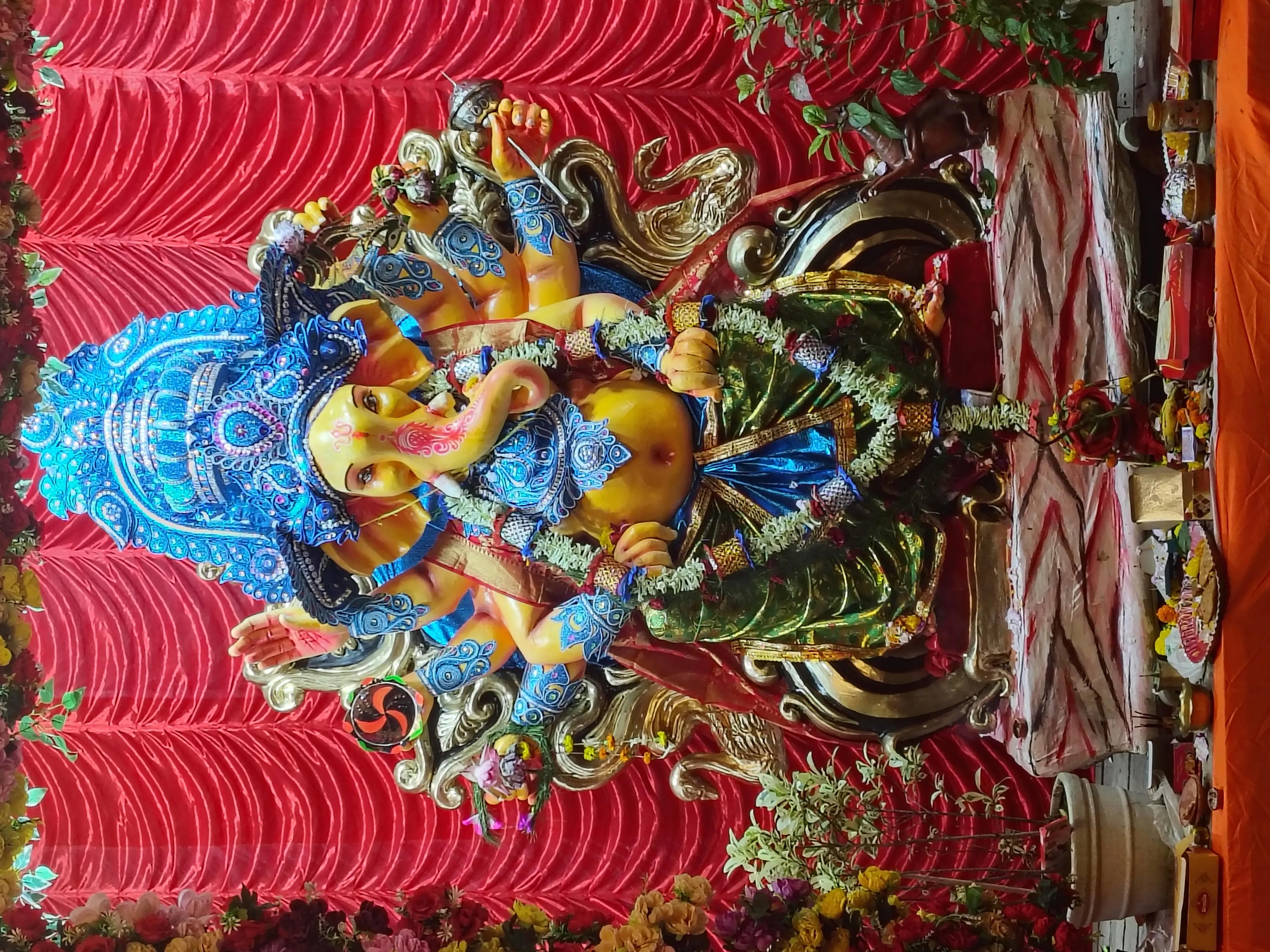 आस्था फाउंडेशन द्वारा आयोजित गणेश पूजा में जुटे गणमान्य लोग
আস্থা ফাউন্ডেশনের উদ্যোগে গণেশ পুজোয় বিশিষ্ট ব্যক্তিদের সমা