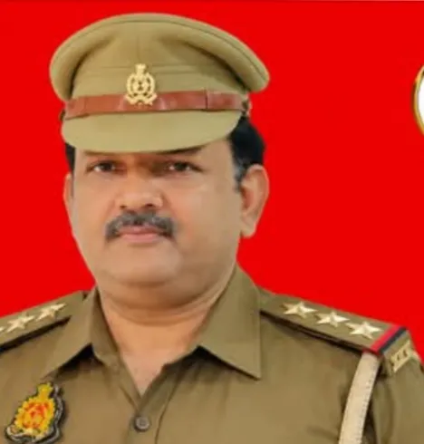 महाराजगंज उत्तर प्रदेश हटाए गए सदर कोतवाल निर्भय सिंह 7 थाना थानाध्यक्ष बदले धर्मेंद्र कुमार सिंह बने नये कोतवाल