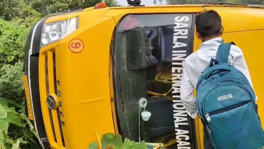 सिद्धार्थनगर में बच्चों से भरी स्कूल बस पलटी, मची चीख-पुकार; बाल-बाल बचे बच्चे