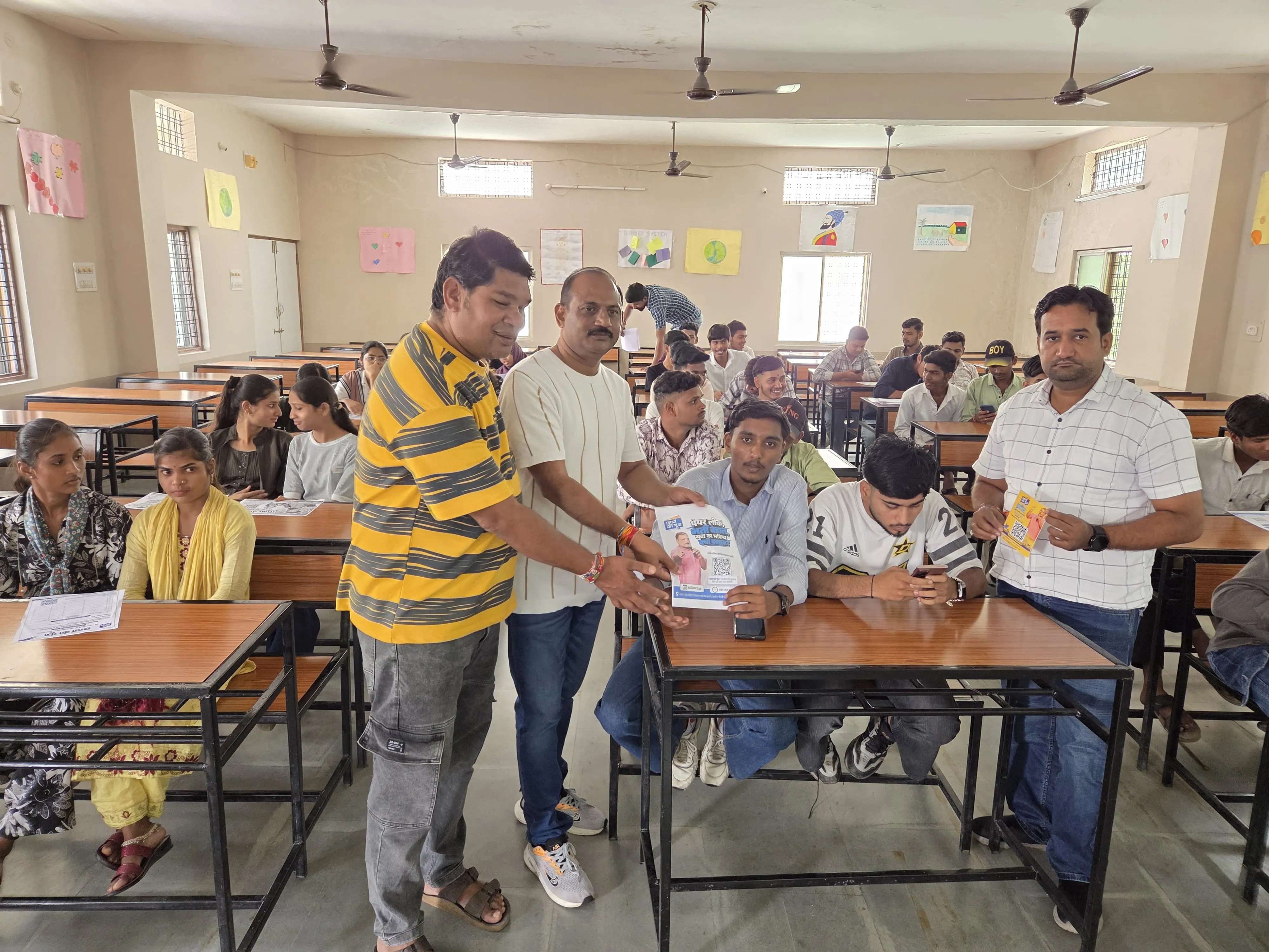 छात्रों की गूंज कार्यक्रम को लेकर महाविद्यालय में ब्लॉक एवं नगर कांग्रेस के तत्वावधान में भ्रमण कर  में जानकारी दी गई*