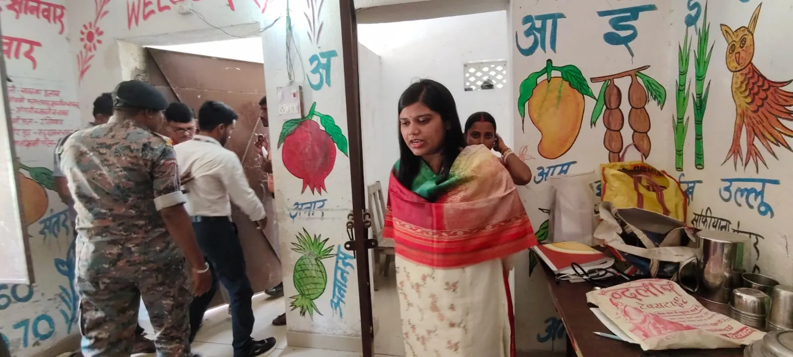 आंगनबाड़ी केंद्र के औचक निरीक्षण में जिलाधिकारी प्रतिभा रानी ने दिए सख्त निर्देश