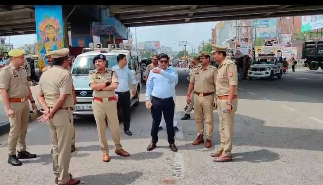 जाजमऊ गंगा पुल के रूट डायवर्जन का DM ने किया निरीक्षण, जाम न लगने के दिए निर्देश