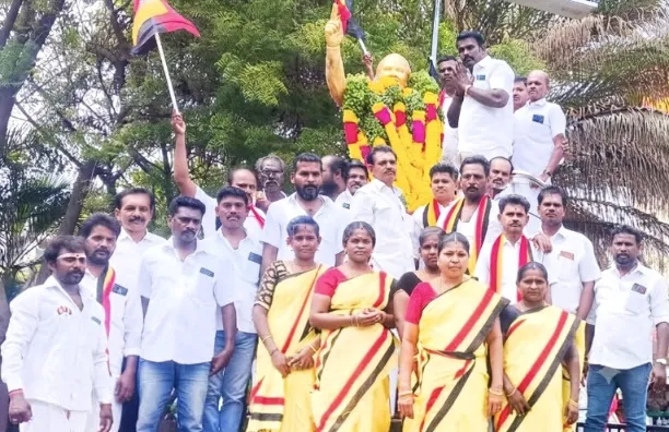 தமிழ்நாட்டில் உள்ள தூத்துக்குடியில் தேமுதிகவினர் அண்ணா சிலைக்கு மரியாதை செலுத்தினர்!