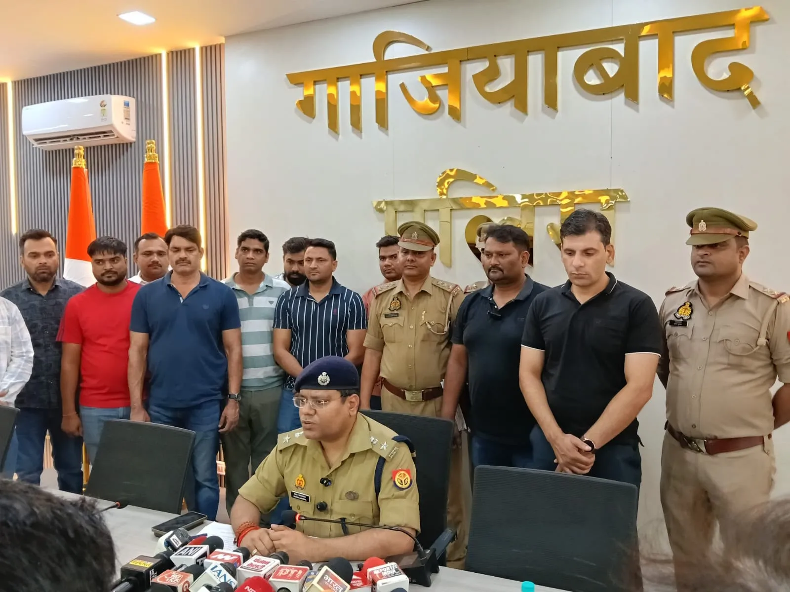 फर्जी तरीके से तैयार हो रहे थे हेल्थ प्रोडक्ट, करीब 50 लाख रुपये का माल बरामद