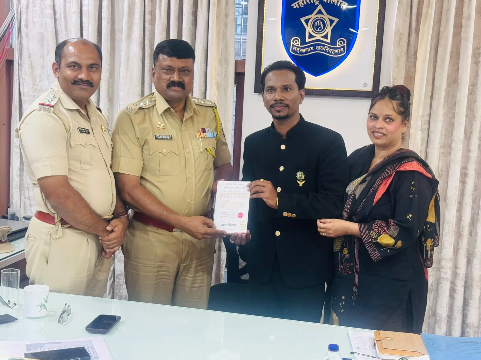 ACP More Sir ने Dr. Anish Vijagat को भेंट की पुस्तक