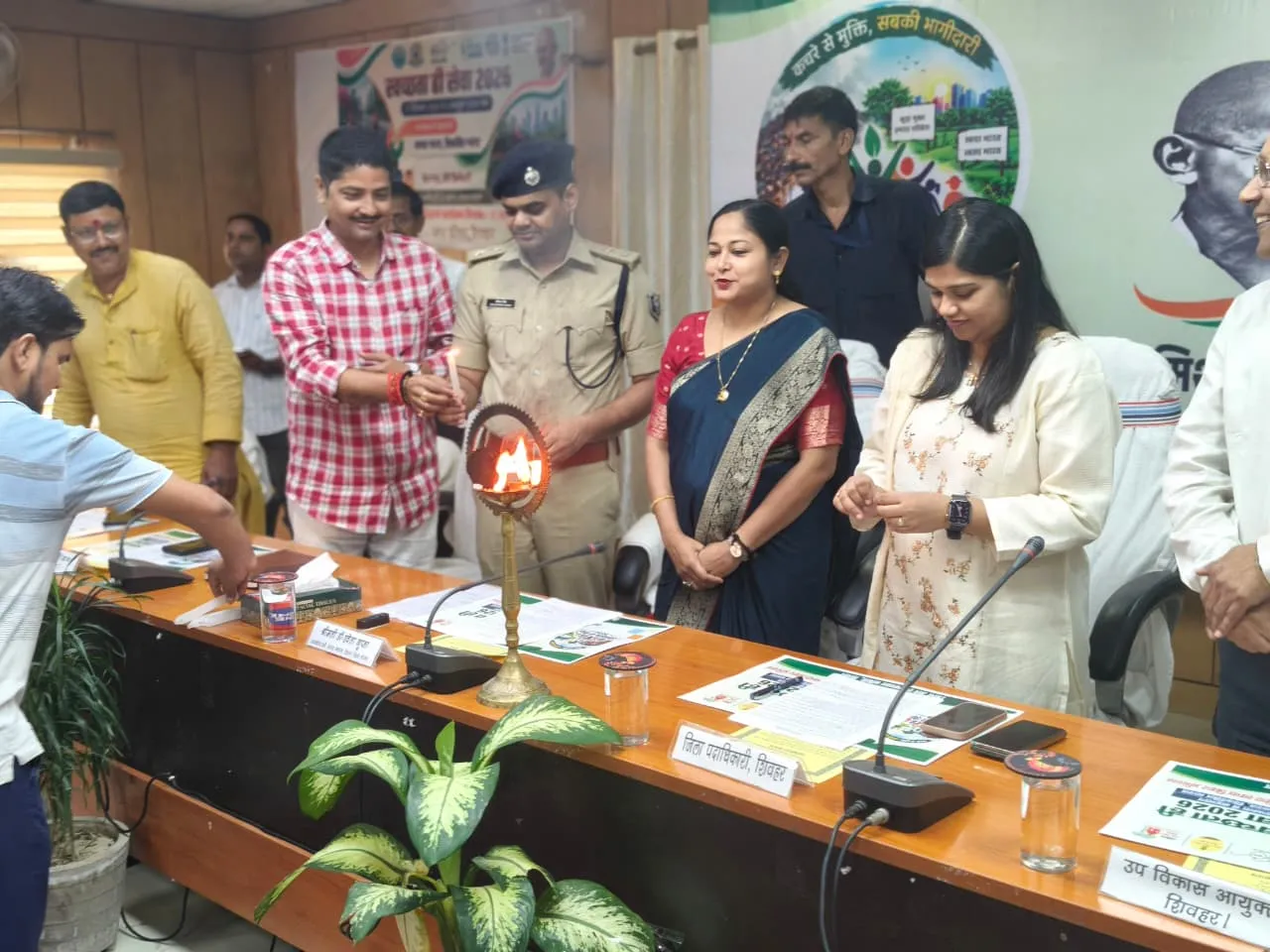 सेवा संकल्प दिवस पर समाहरणालय में स्वच्छता एवं जन-जागरूकता कार्यक्रम