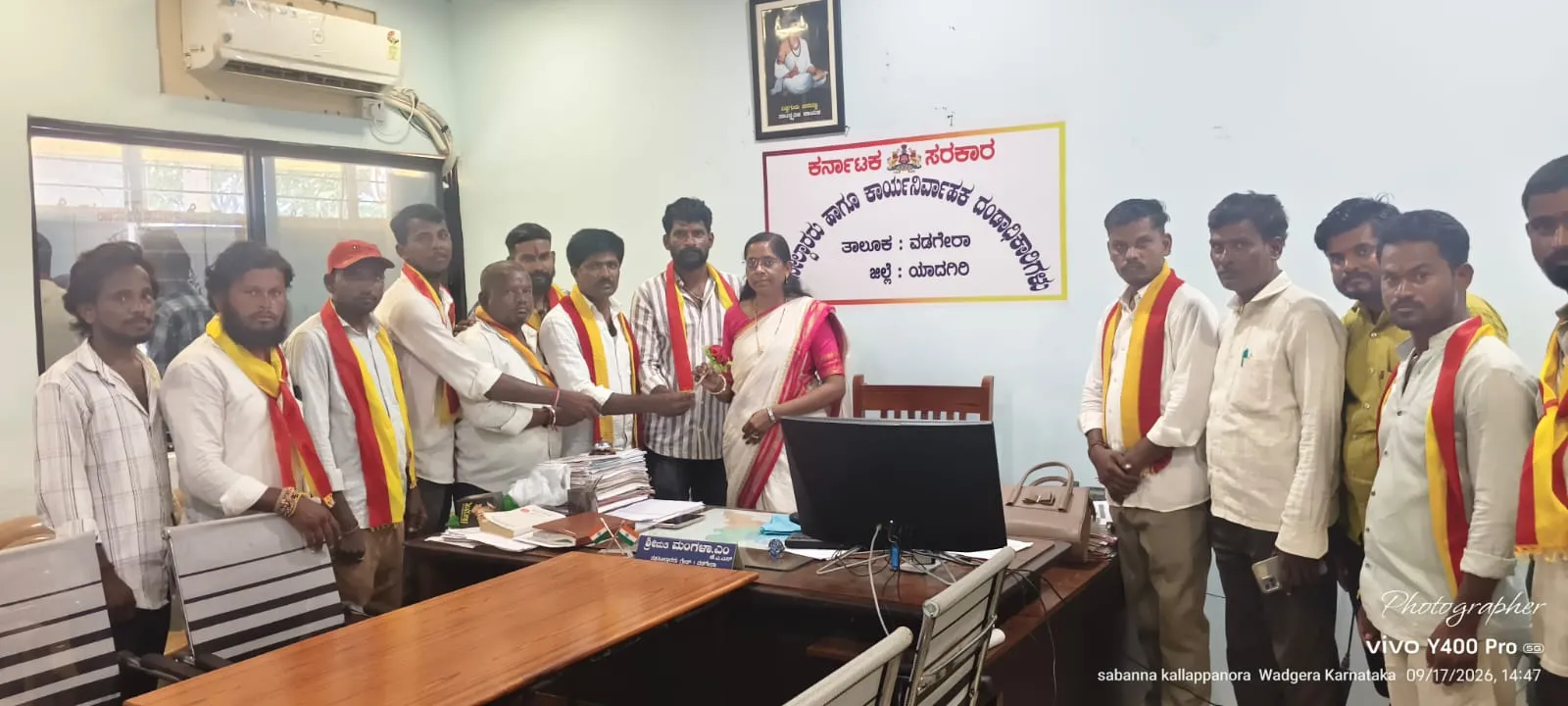 ವಡಗೇರಿ ಬರಪೀಡಿತ(Moderate) ಘೋಷಣೆಗೆ ಸಂಭ್ರಮ: ತಹಸೀಲ್ದಾರರಿಗೆ ಹೂಗುಚ್ಛ ಅರ್ಪಣೆ