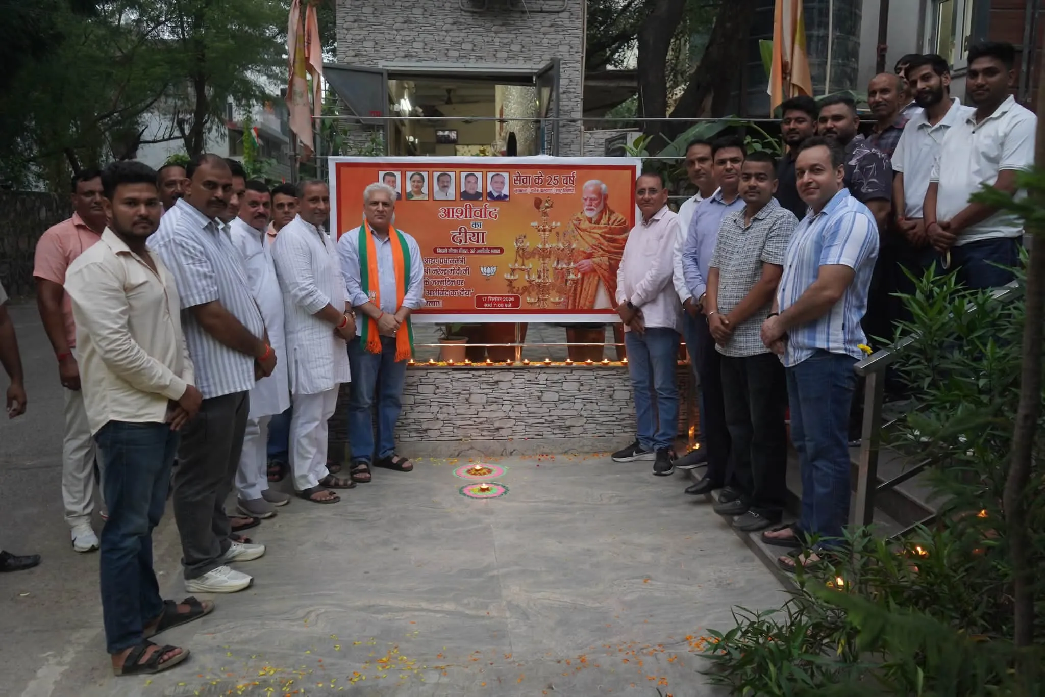 विधायक कैलाश गहलोत ने कार्यकर्ताओं संग पीएम मोदी के दीर्घायु होने की प्रार्थना की
