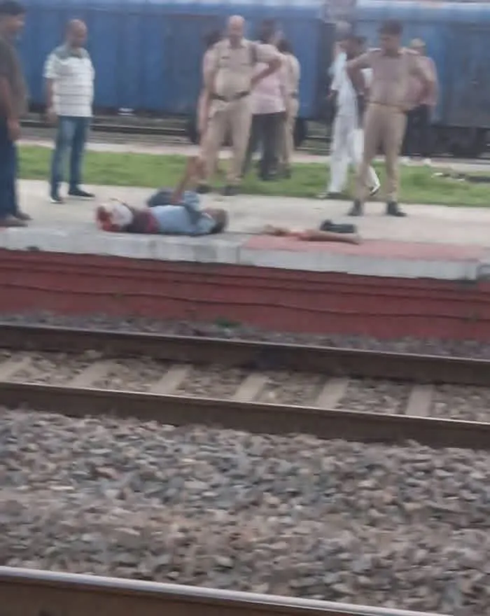 शाहजहांपुर,रोजा रेलवे लाइन पर हुआ हादशा मची अफरा तफरी,