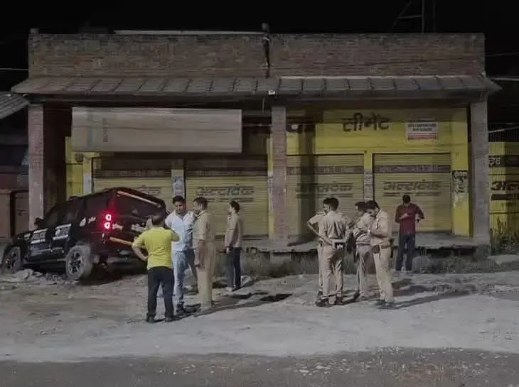 अलीगंज में डायल 112 की PRV नाले में घुसी, पुलिसकर्मियों पर नशे में होने के आरोप