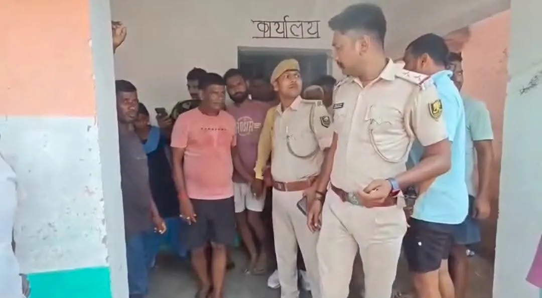 नवादा जिले के एक स्कूल में छात्राओं का हंगामा । स्कूल के प्रिंसिपल महेश प्रसाद यादव पर बच्चियों ने लगाया छेड़खानी का आरोप