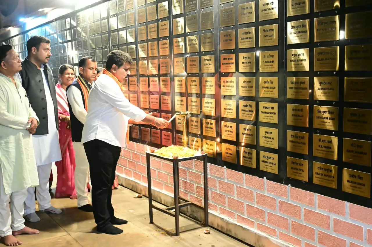सेवा संकल्प अभियान के तहत बस्तर के अमर वाटिका पहुंचे उप मुख्यमंत्री श्री विजय शर्मा, शहीदों को किया नमन*