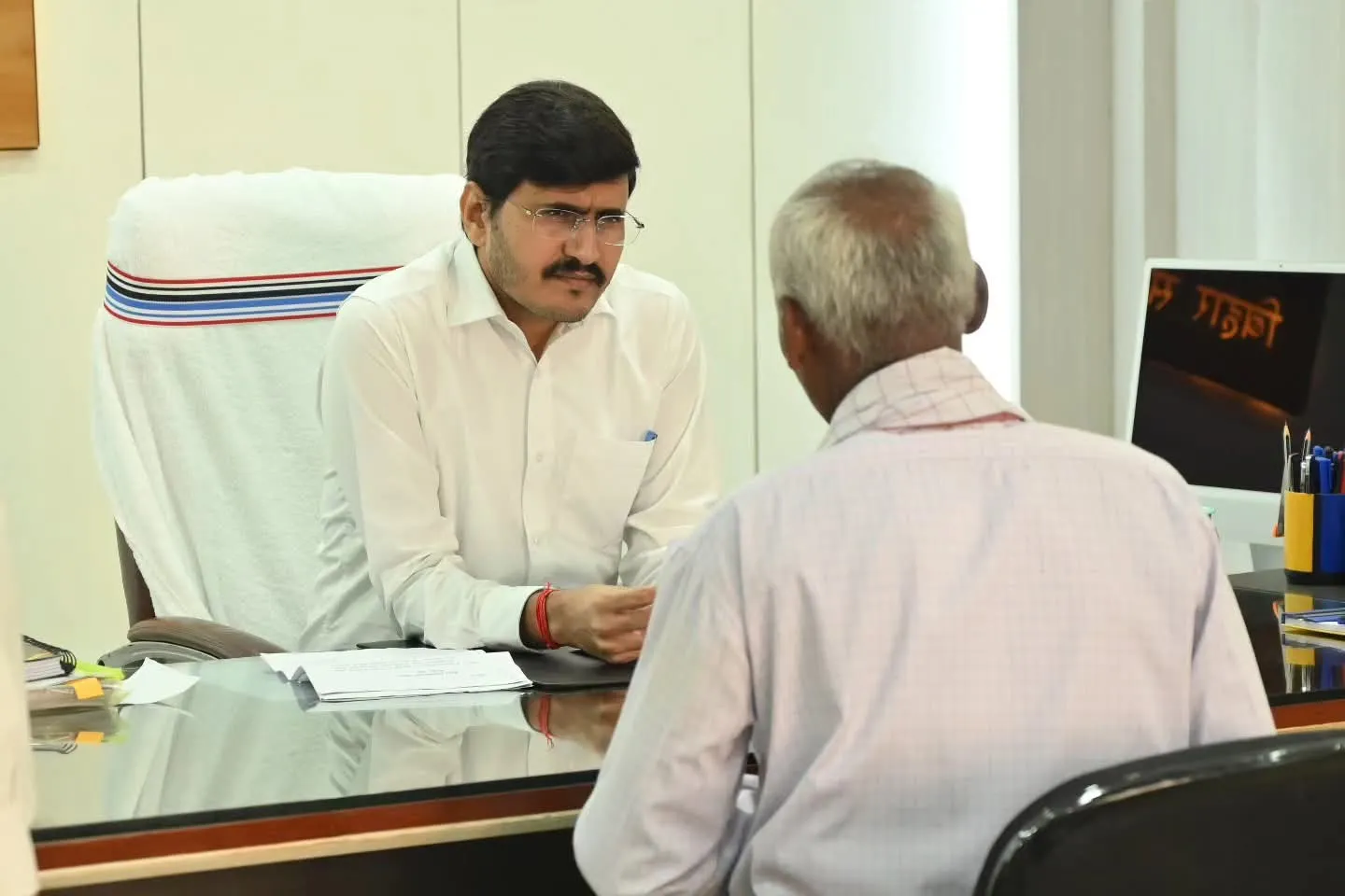 *ईज ऑफ लिविंग के तहत जिला जनता दरबार में 35 से अधिक आवेदकों की सुनी गई समस्याएँ, त्वरित कार्रवाई के दिए निर्देश*