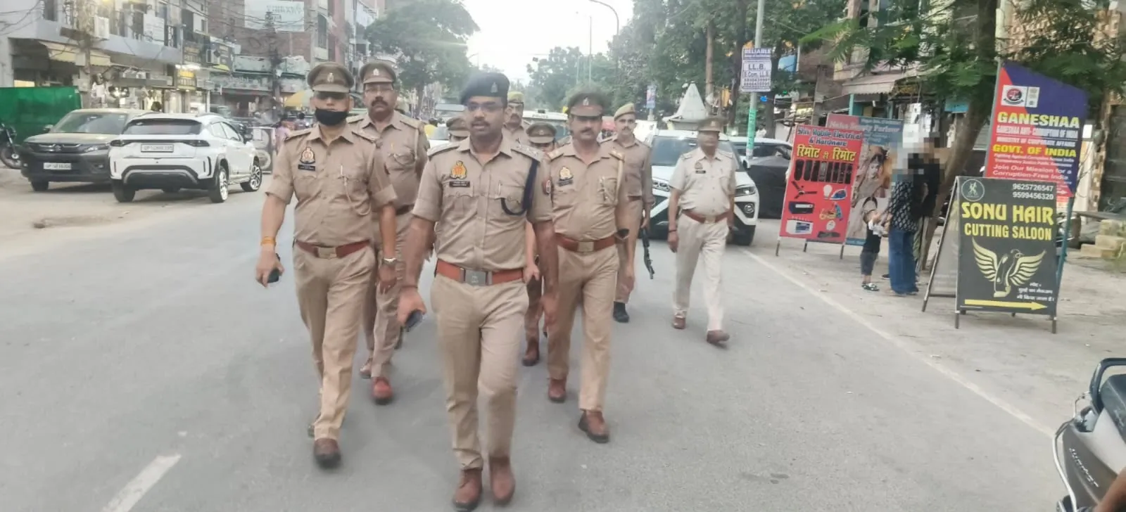 त्योहारों से पहले पुलिस की पैदल गश्त, अतिक्रमण पर कार्रवाई
