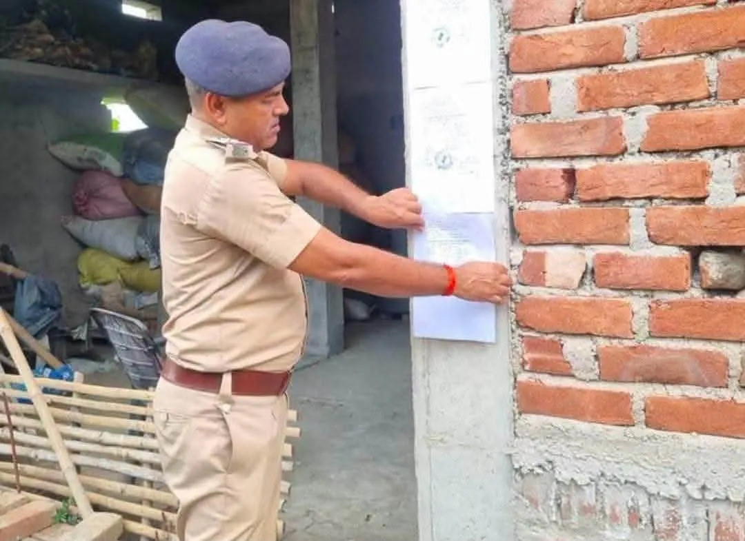 नवादा पुलिस की कार्रवाई: ह-त्या के प्रयास के मामले में 3 आरोपियों के घर चिपकाया इश्तेहार