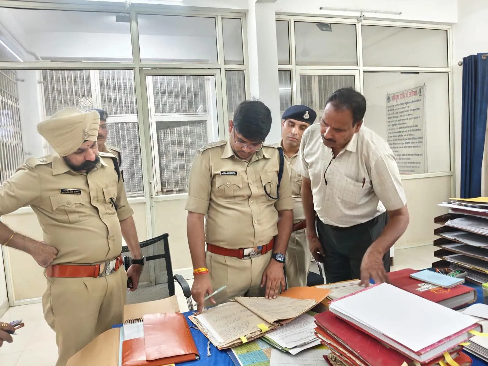 दतिया : SP मयूर खंडेलवाल ने थाना सेवढ़ा, अटेर एवं थरेट का किया औचक निरीक्षक