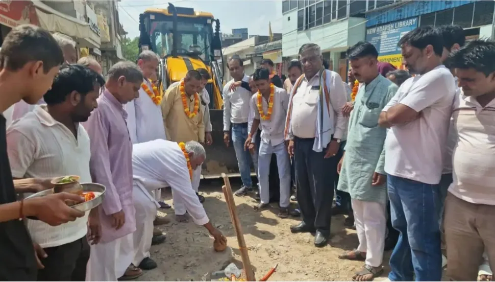 विधायक-चेयरपर्सन नहीं पहुंचे, मोहल्लावासियों ने खुद नारियल फोड़कर शुरू करवाया सड़क निर्माण।