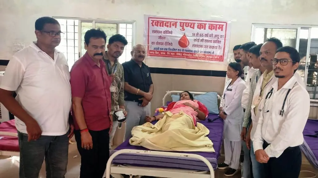 नरहरपुर में रक्तदान शिविर, 28 युवाओं ने किया रक्तदान