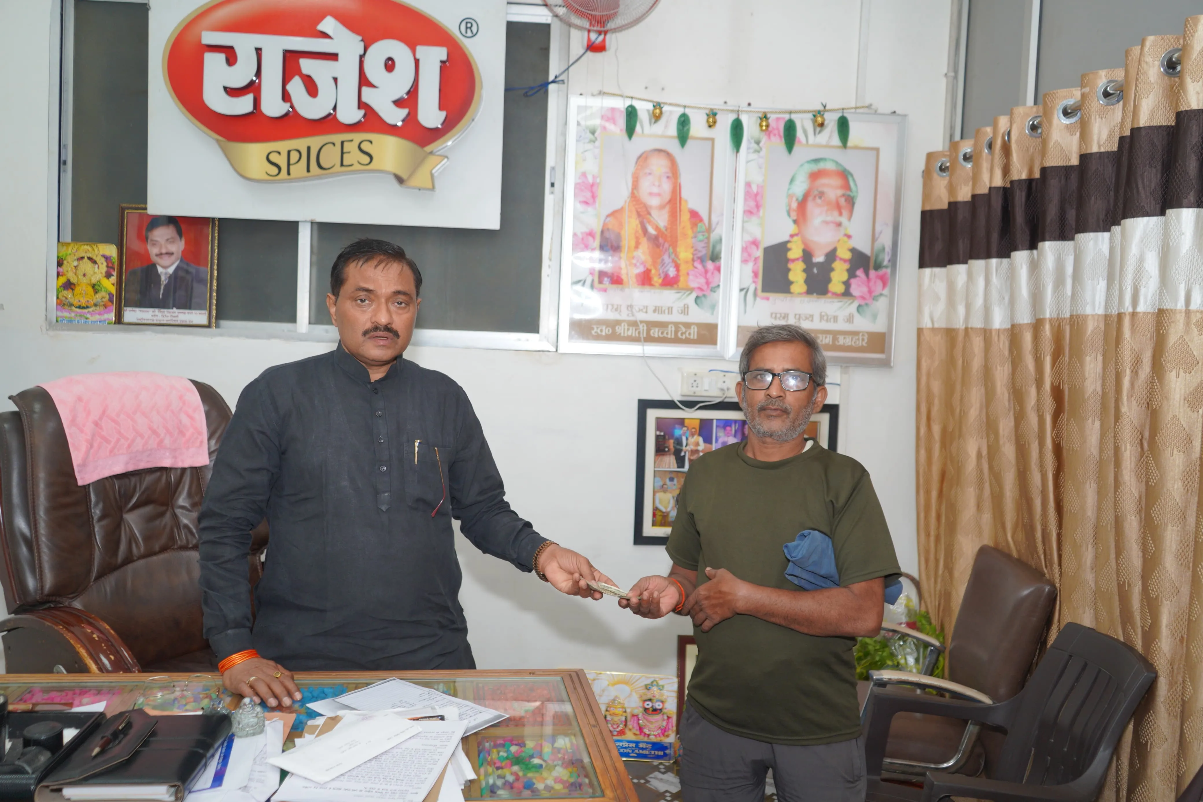 अमेठी के दानवीर उद्योगपति एवं जिला पंचायत अध्यक्ष राजेश अग्रहरि ने कैंसर पीड़ित महिला के इलाज में की मदद