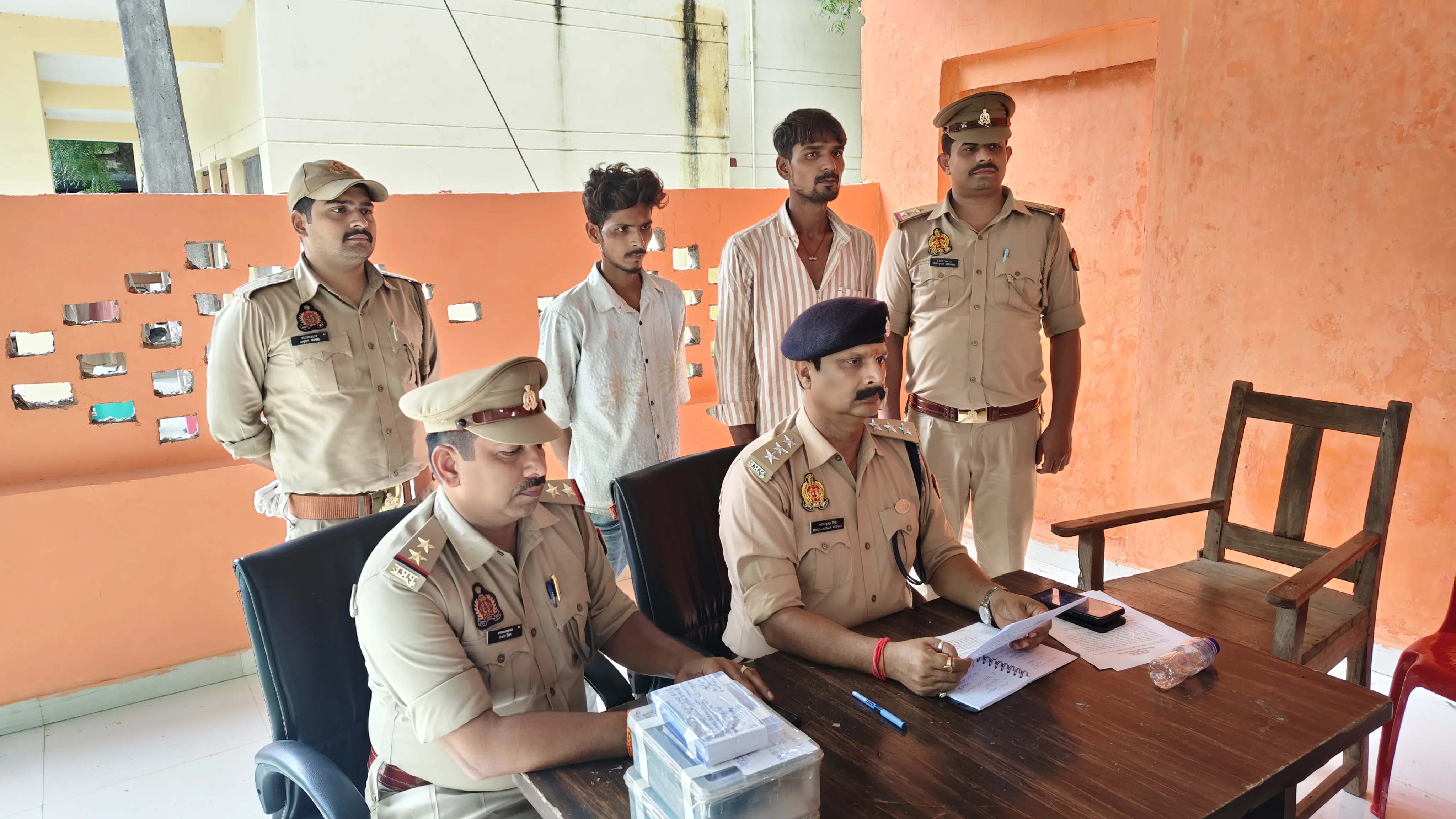 संग्रामपुर पुलिस का बड़ा खुलासा, 21 चोरी के मोबाइल और बैट्री के साथ दो गिरफ्तार