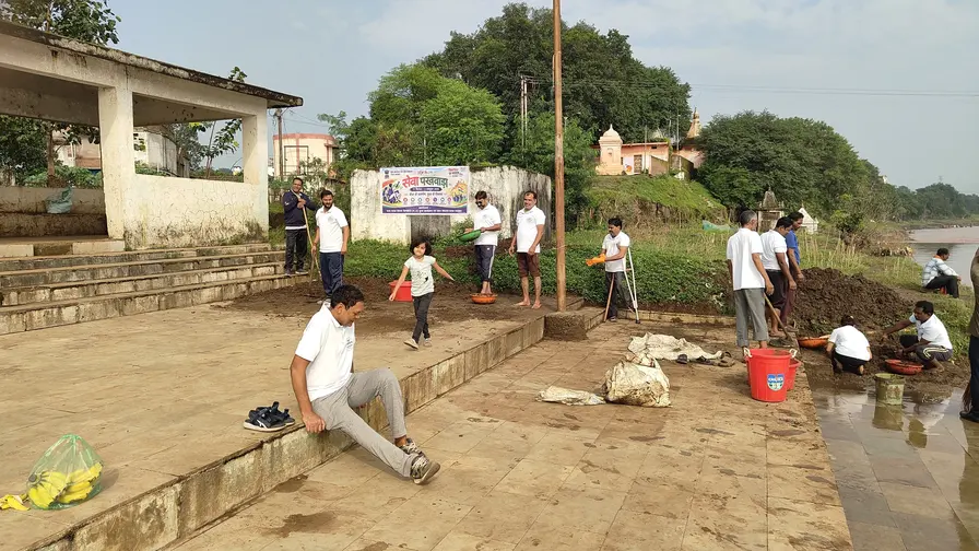 सेवा पखवाड़े के तहत इमली कुटी में चला स्वच्छता अभियान, युवाओं ने किया श्रमदान