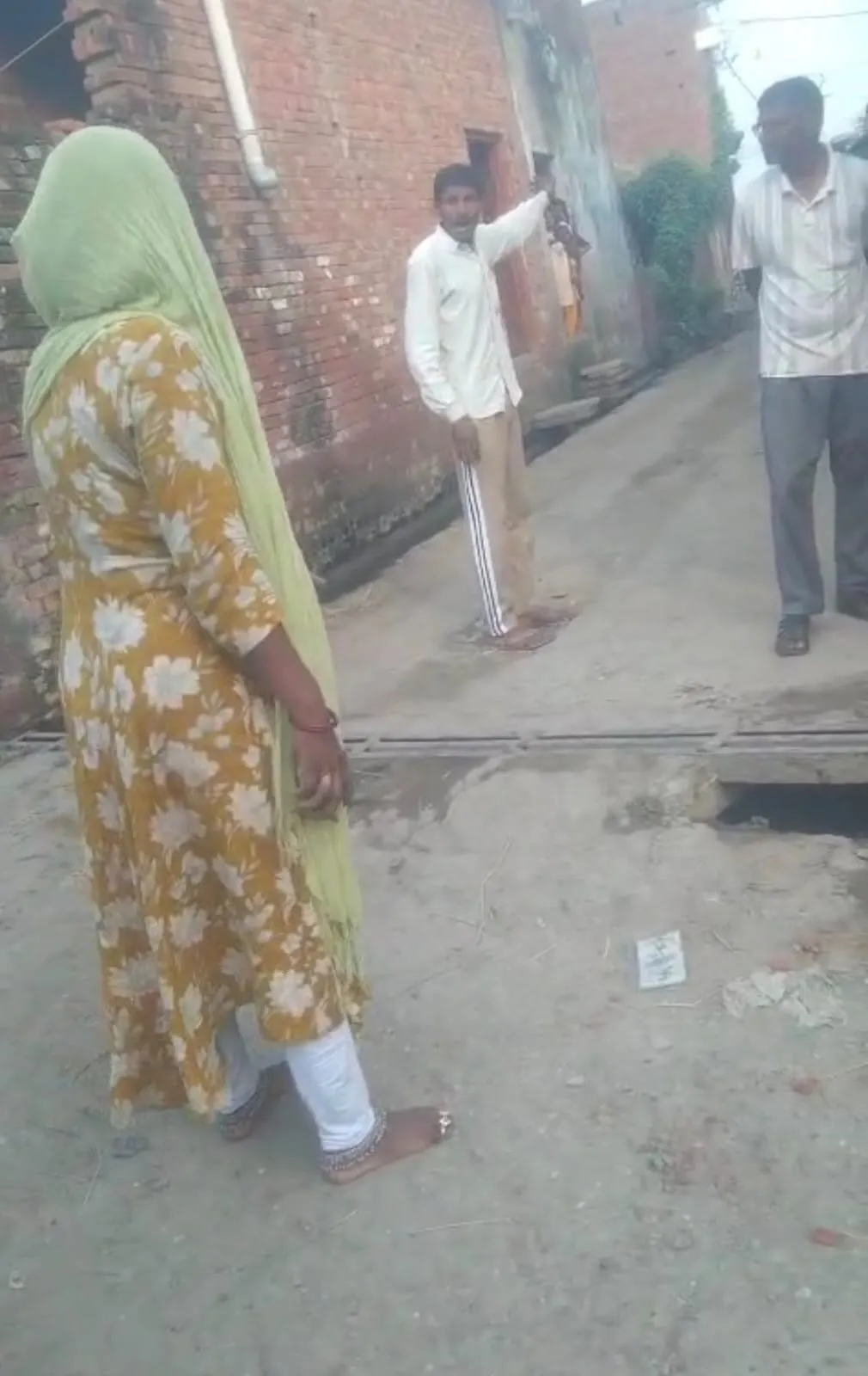 घर के बाहर खड़ी महिला पर टूट पड़े गांव के ही हमलावर, 
बचाने आई बेटी को भी बेरहमी से पीटा; जान से मारने की धमकी।