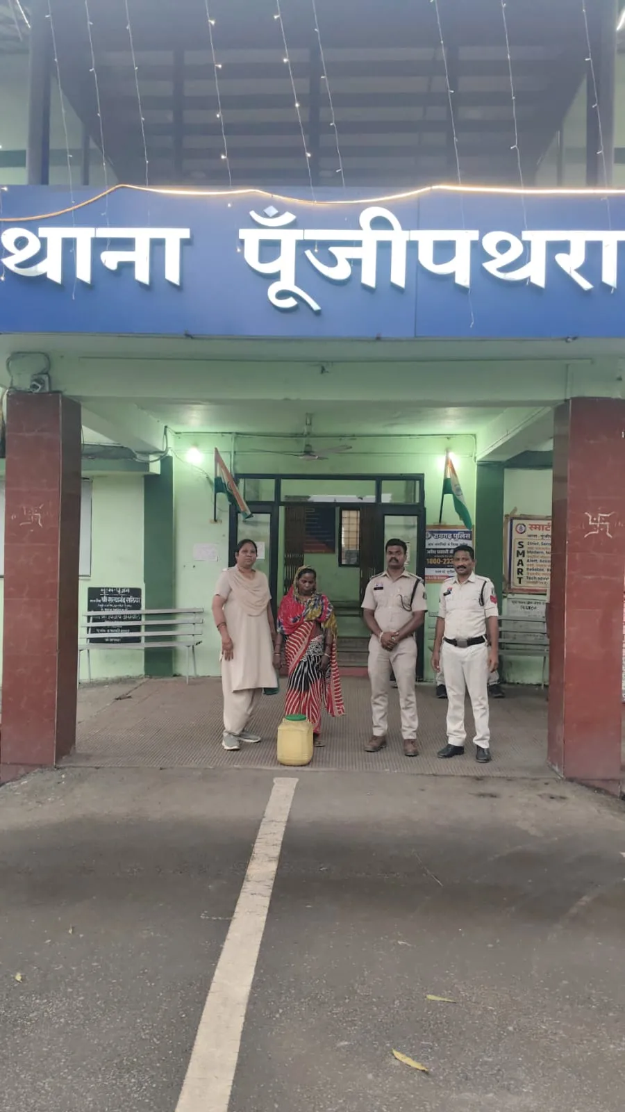 *ऑपरेशन आघात के तहत  ग्राम पूंजीपथरा में 15 लीटर महुआ शराब के साथ महिला गिरफ्तार*