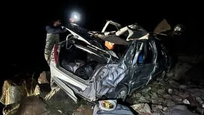 सिस्सू में दर्दनाक सड़क हादसा, कार खाई में गिरी; दो लोगों की मौत, चार घायल