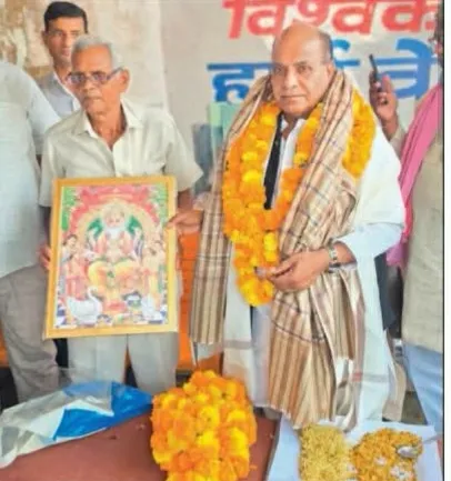 घघसरा पाली 
पूर्व मंत्री समाजवादी नेता किया जनसम्पर्क