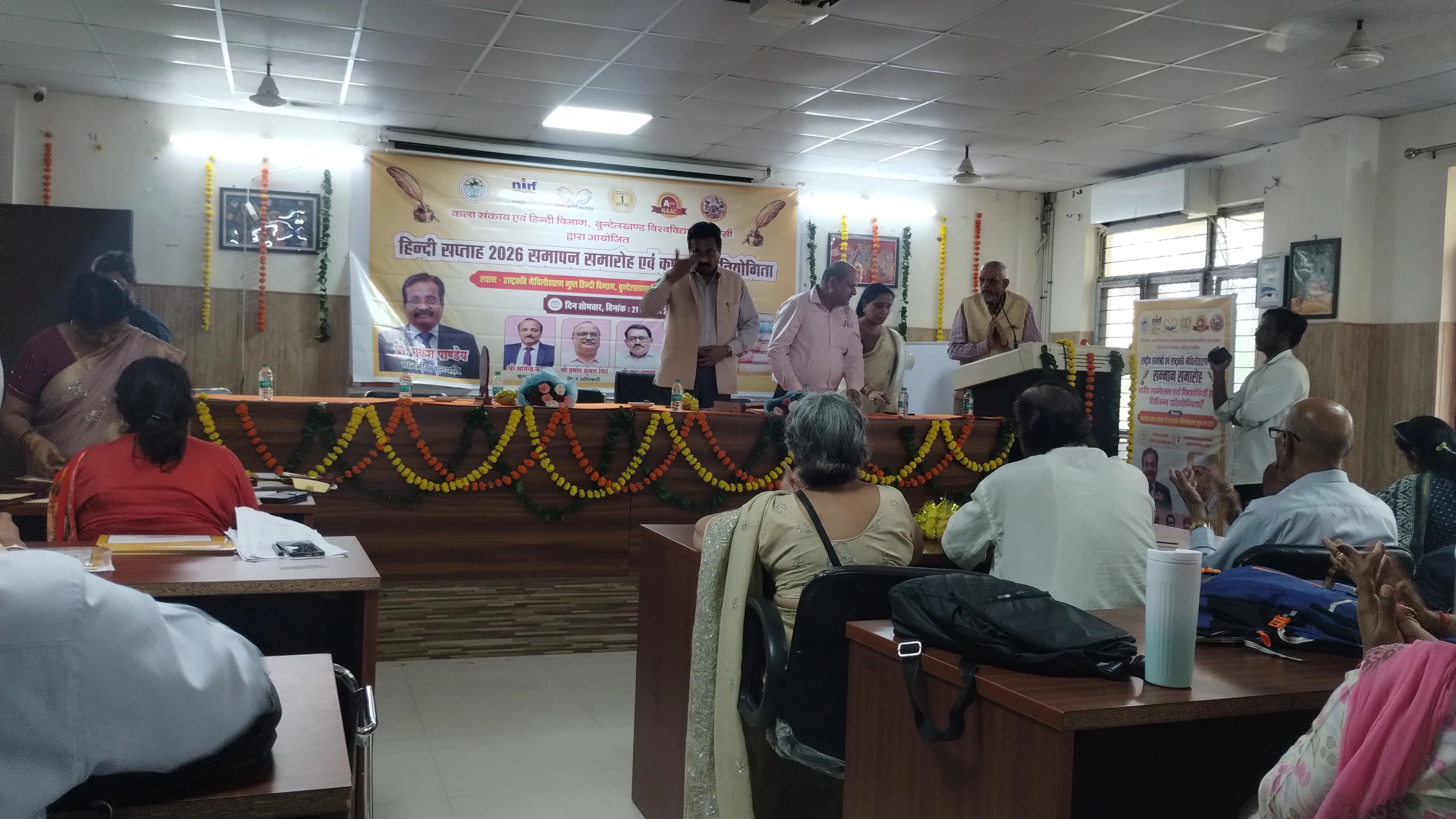 लेखक और कवि ज्ञानवर्धन के
अहम स्रोत : प्रो मुकेश पाण्डेय 

विविध प्रतियोगिताओं के विजेताओं को पुरस्कार वितरित