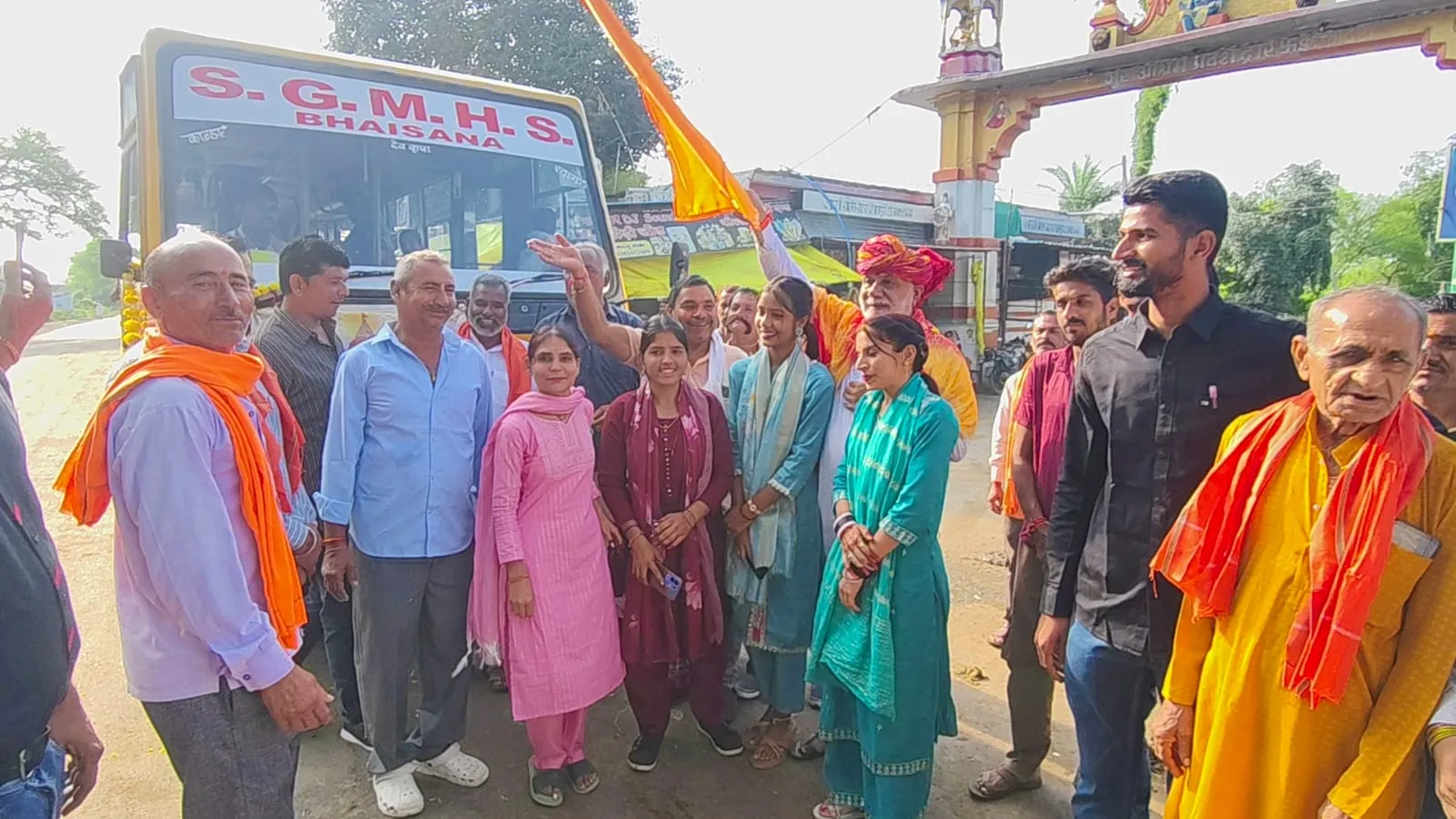 सरपंच ने की अनोखी पहल, स्वयं के व्यय पर पंचायत क्षेत्र के बुजुर्ग एवं ग्रामीणों को कराए महाकाल के दर्शन