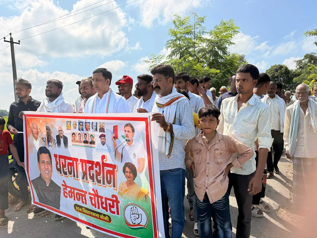 जर्जर सड़क के विरोध में कांग्रेस का अनोखा प्रदर्शन, कैंडल मार्च निकालकर दी प्रतीकात्मक श्रद्धांजलि