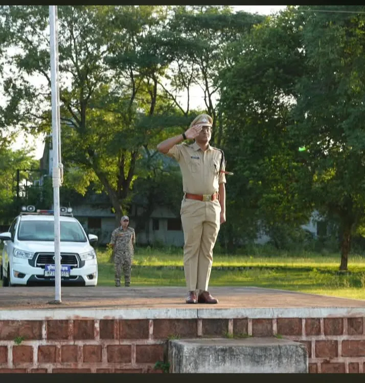पुलिस अधीक्षक श्री आनंद कलादगि (IPS) द्वारा साप्ताहिक जनरल परेड का निरीक्षण कर बल के अनुशासन और सुरक्षा तैयारियों का जाय