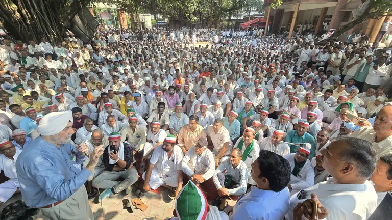 बिजनौर कलेक्ट्रेट में गरजे सरदार वीएम सिंह, गन्ना भुगतान और सर्किल रेट पर उठाए सवाल।