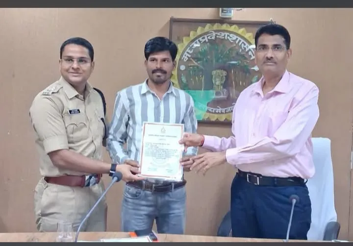 दमोह जिले का पहला प्रकरण किया स्वीकृत
===
गोल्डन आवर में घायल को अस्पताल पहुंचाने पर पुरस्कार के रूप में रत्नेश एवं योगे