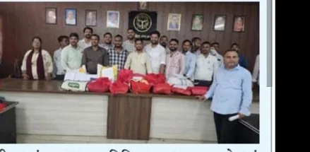 लेखपालों ने सहजनवा उपजिलाधिकारी को सौपा ज्ञापन