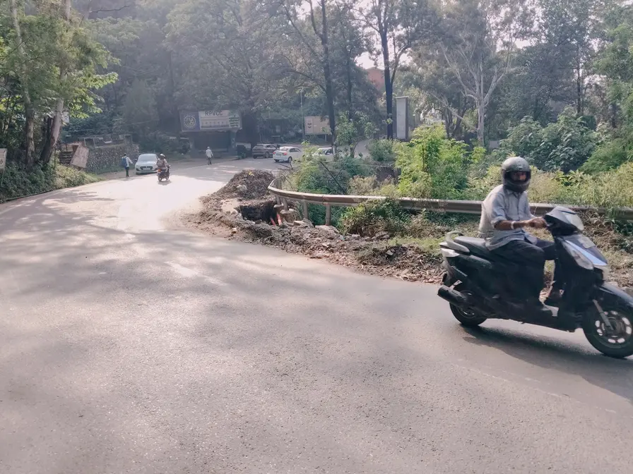 कालका-परवाणू मार्ग पर 'मौत का टर्निंग पॉइंट': क्रैश बैरियर के नीचे से खिसकी जमीन, जरा सी चूक और सीधे पाताल