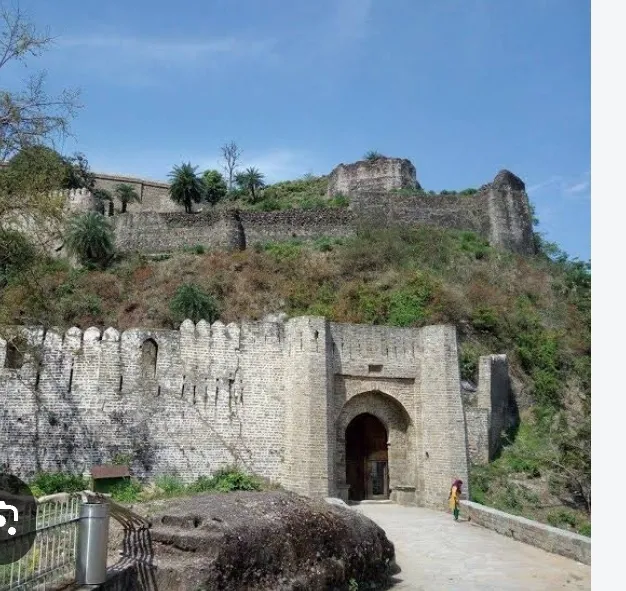 हिमालय की तलहटी में, मांझी और बाणगंगा नदियों के संगम पर शान से खड़ा कांगड़ा किला