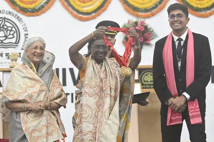 President #DroupadiMurmu graced the 75th annual convocation ceremony of the Maharaja Sayajirao University of Baroda at V