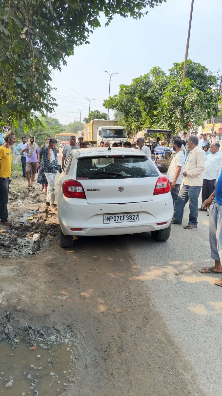 ब्रेकिंग न्यूज़ आगरा: टेढ़ी बगिया 100 फुटा रोड पर लावारिस हालत में मिली कार, चालक फरार